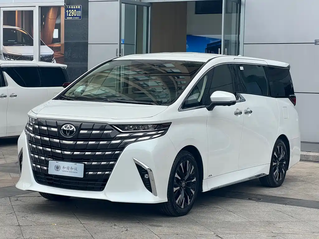 Toyota Alphard — фото 1