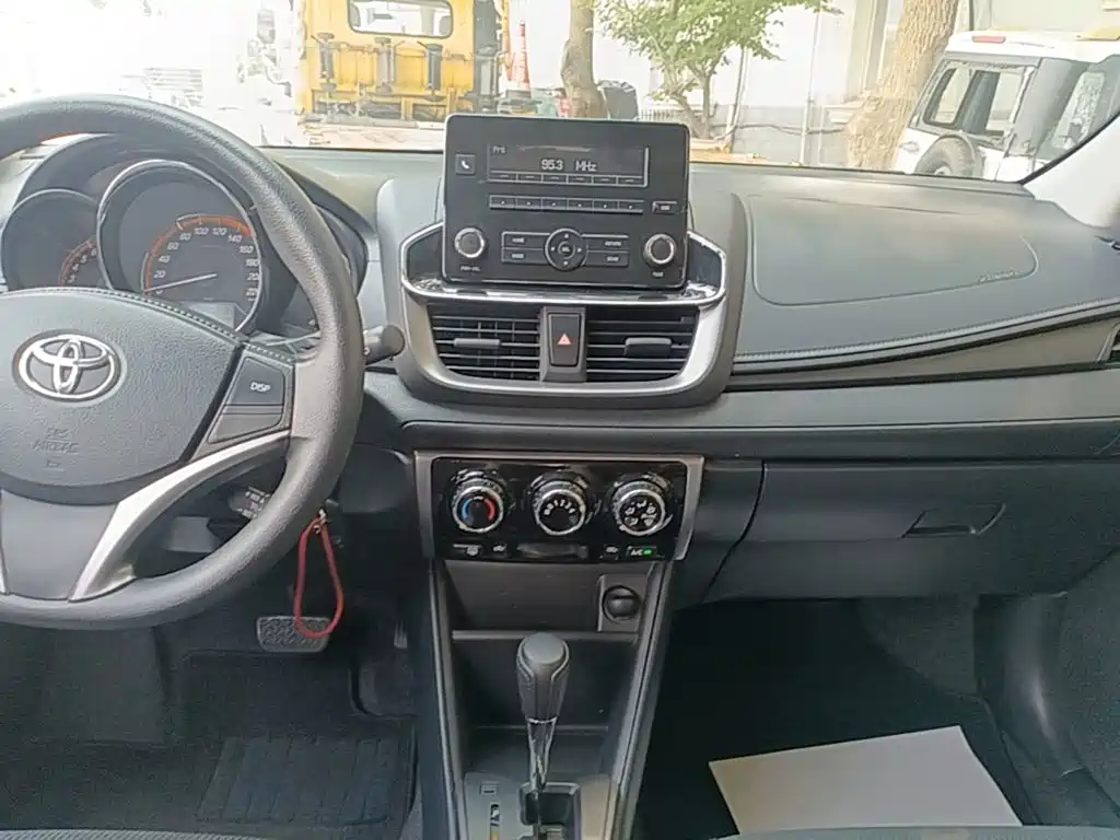 Toyota Yaris L 2022 — фото 13