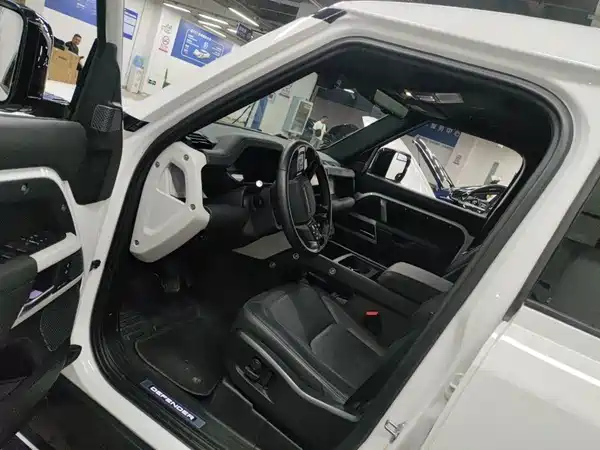 Land Rover Defender 2023