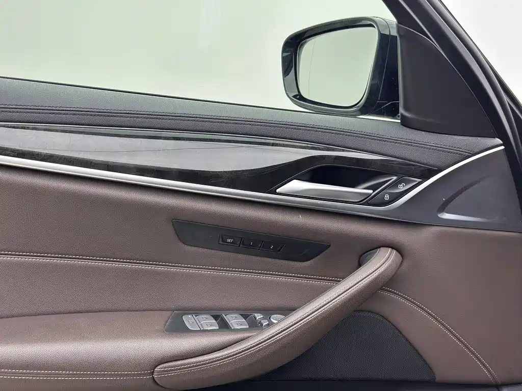 BMW 5 Series 2019 — фото 12