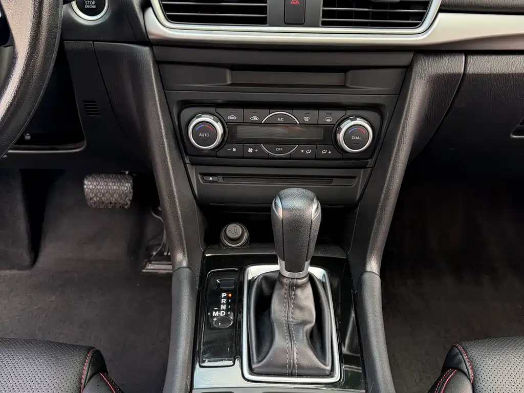 Mazda 3 Axela 2018 — фото 17