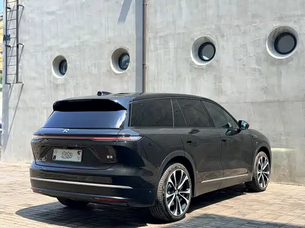 NIO ES8 2025