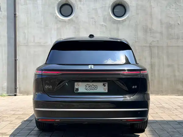 NIO ES8 2025