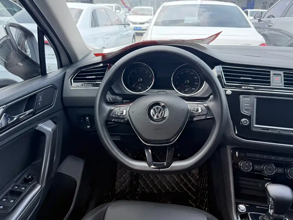 Volkswagen Tiguan L 2017 — фото 10