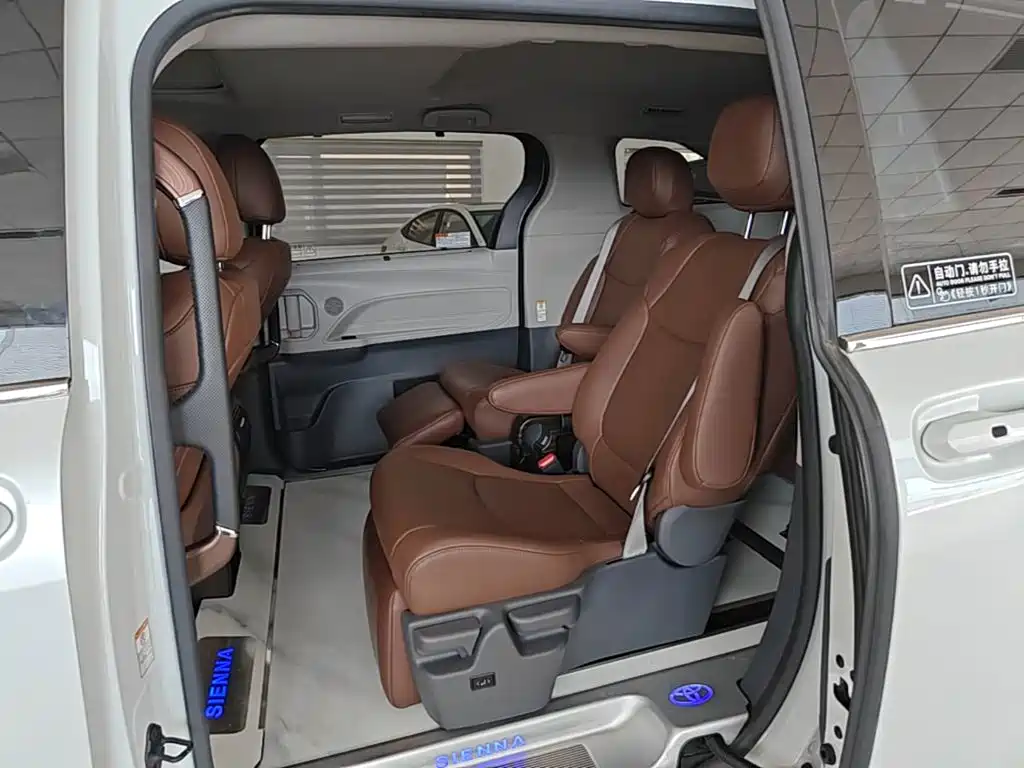 Toyota Sienna 2024 — фото 17