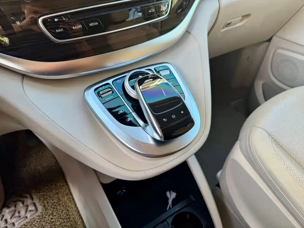 Mercedes-Benz V-Class 2016 — фото 13