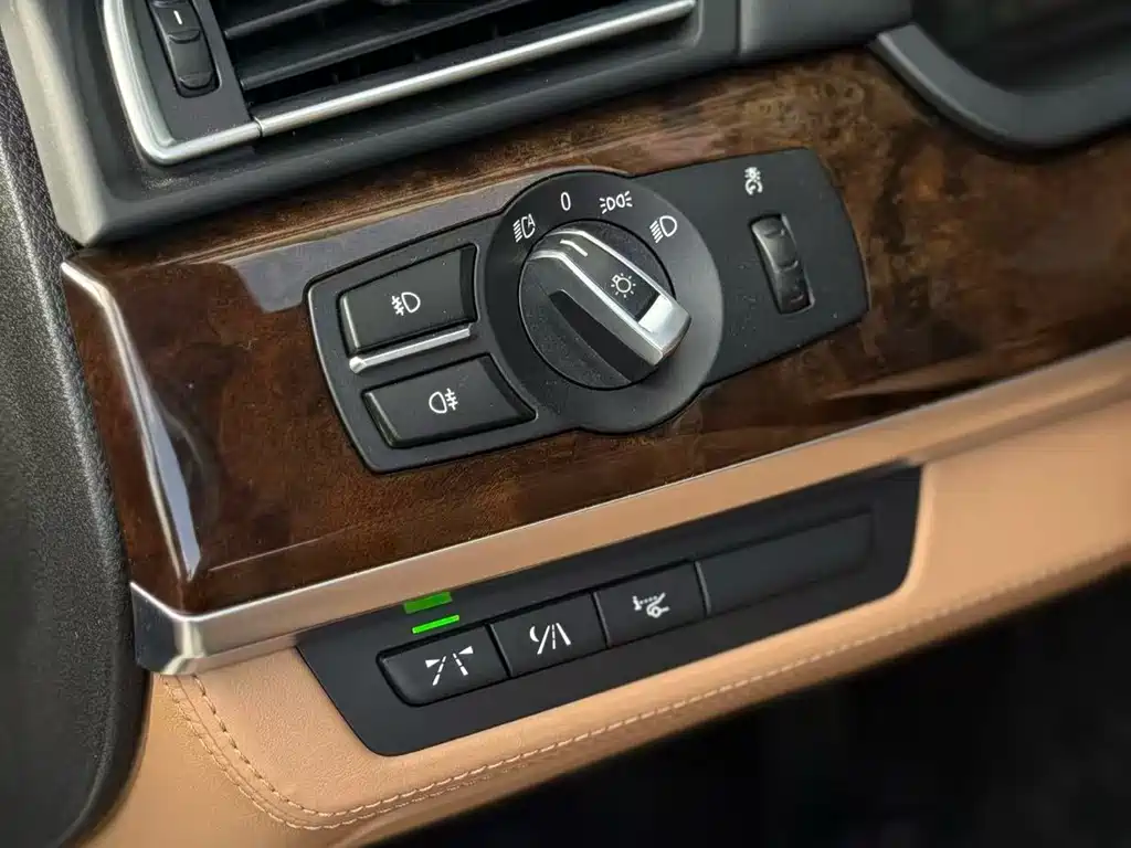 BMW 7 Series 2011 — фото 21