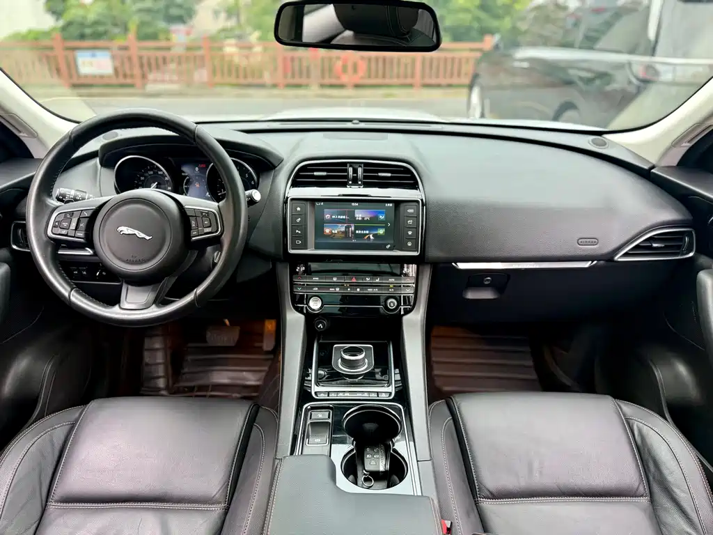 Jaguar F-PACE 2016 — фото 22