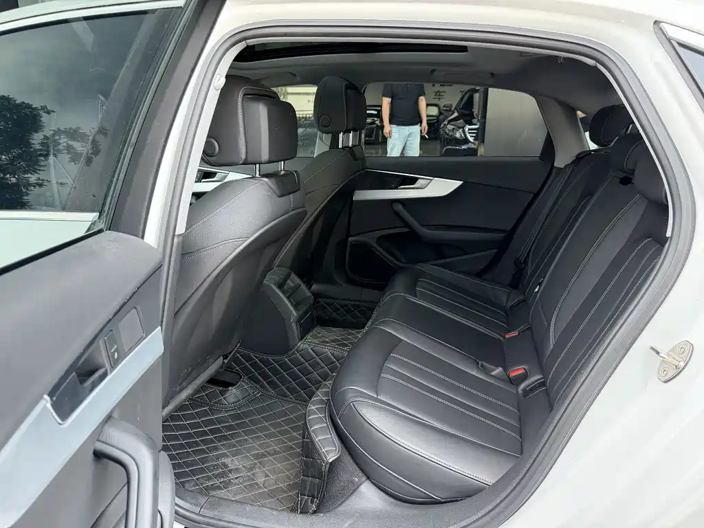 Audi A4L 2023 — фото 11