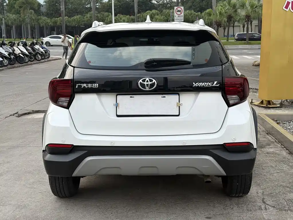 Toyota Yaris L 2022 — фото 11