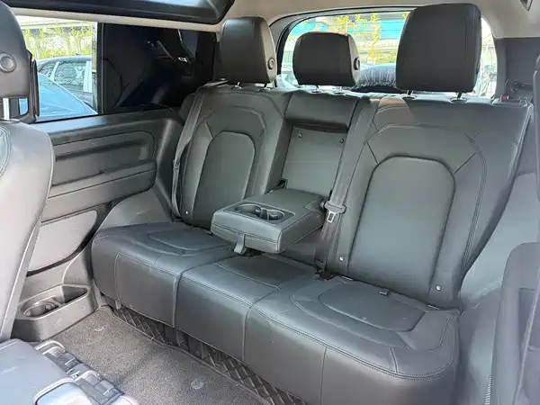 Land Rover Defender 2024