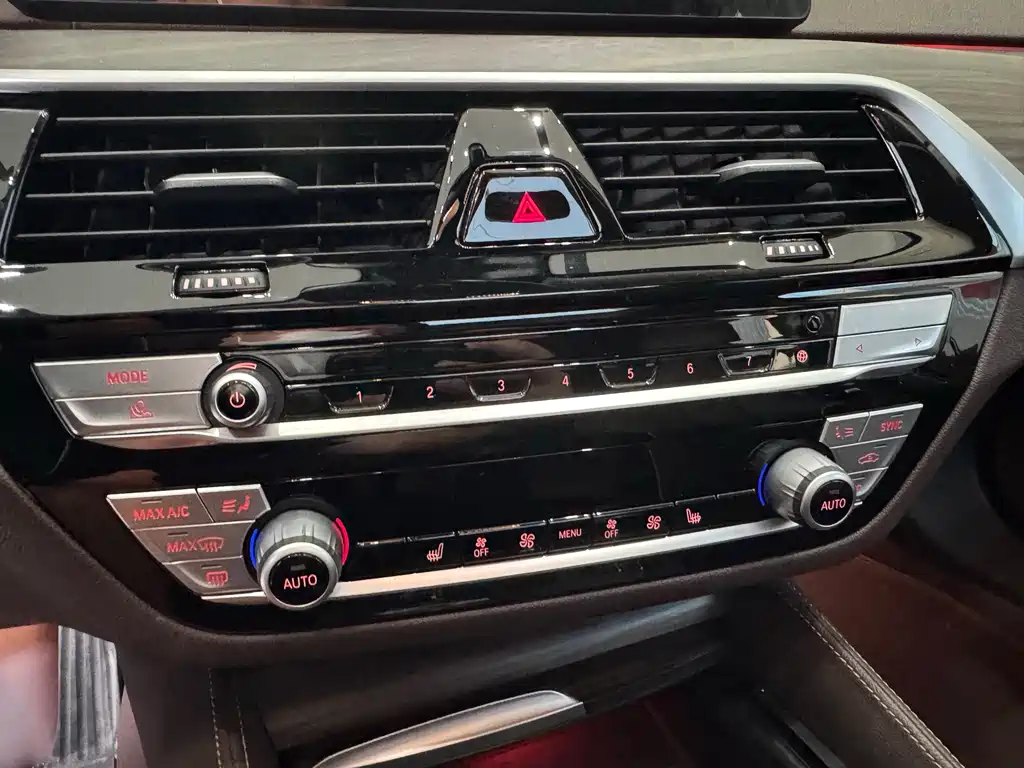 BMW 5 Series 2020 — фото 16