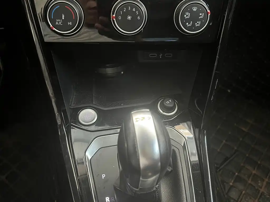 Volkswagen T-Roc 2023 — фото 12