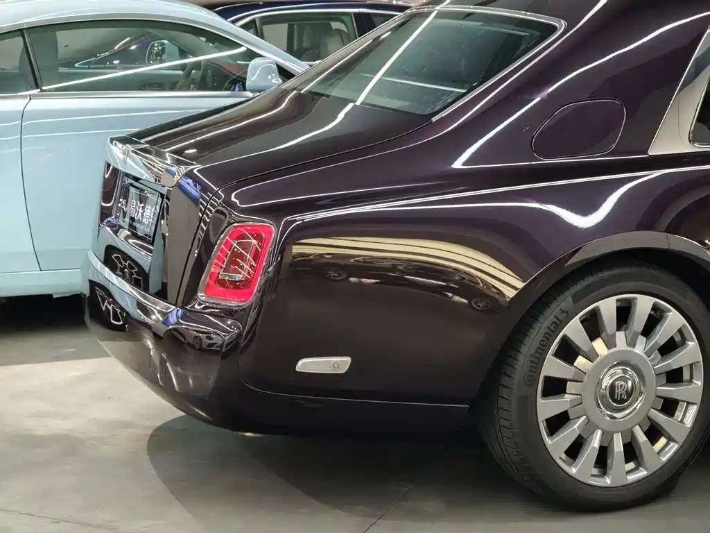Rolls-Royce Phantom 2019 — фото 10