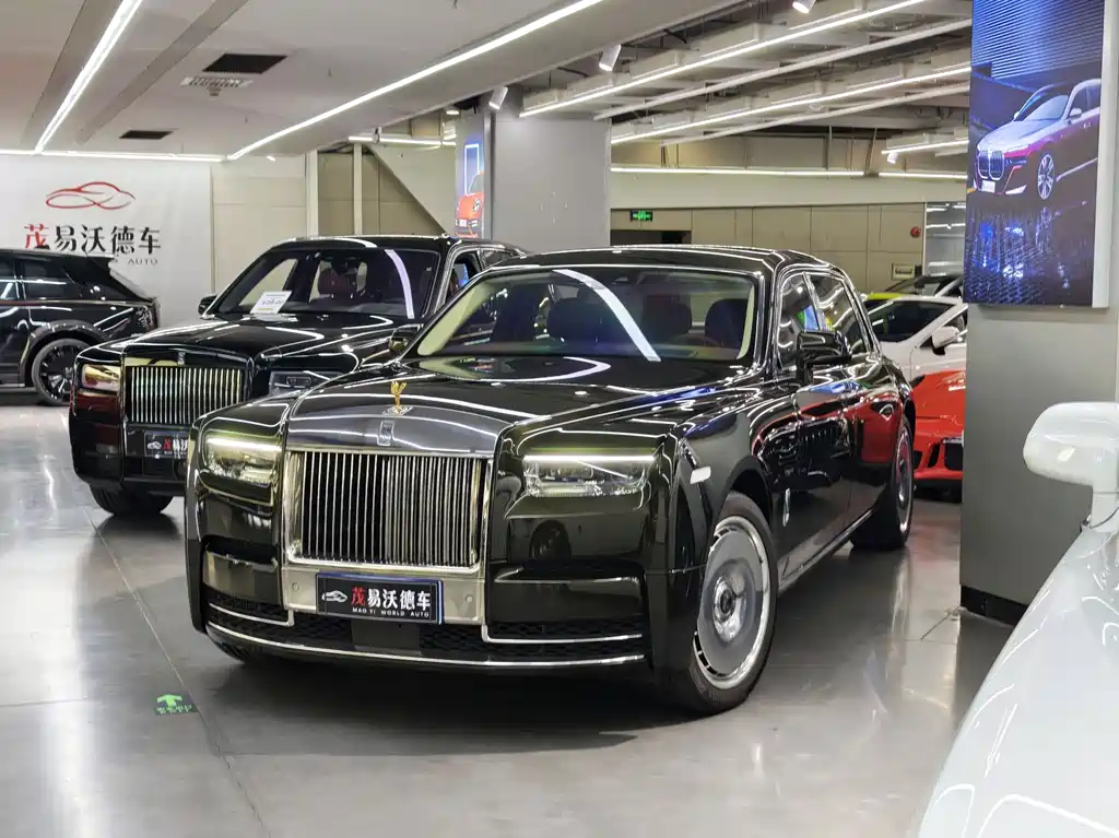 Rolls-Royce Phantom 2023 — фото 1