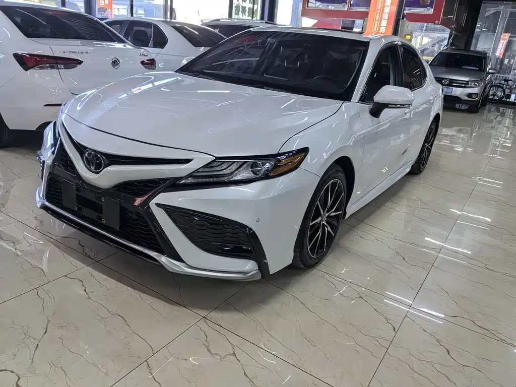 Toyota Camry 2022 — фото 1