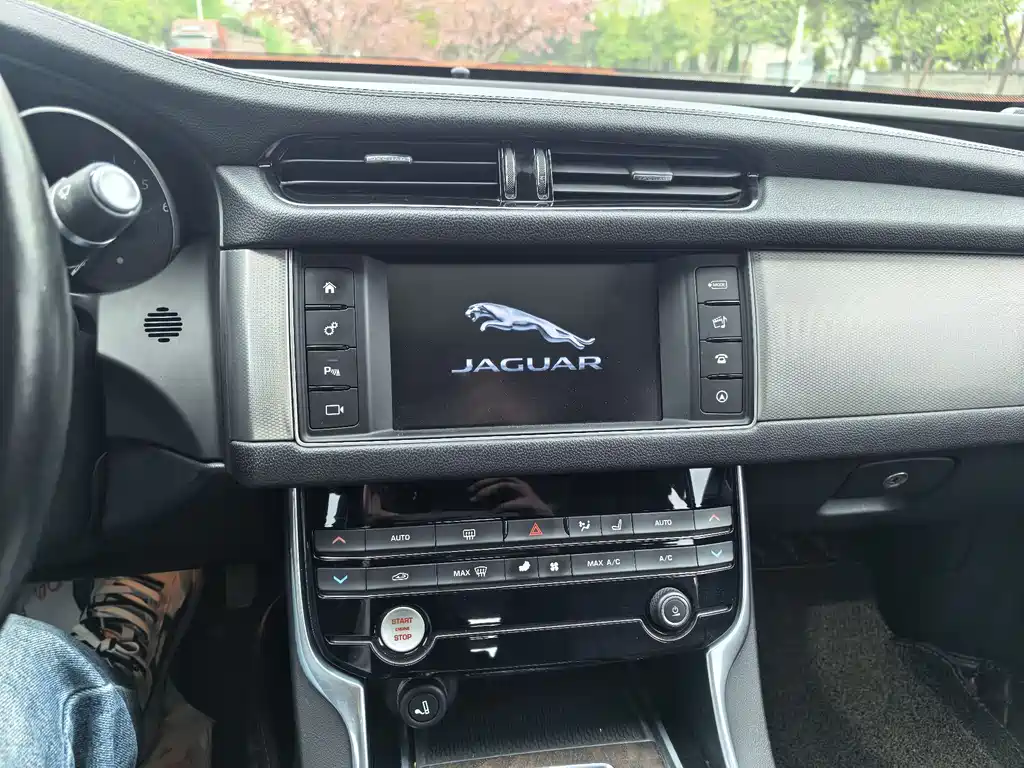 Jaguar XFL 2016 — фото 14