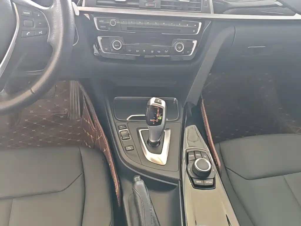 BMW 3 Series 2017 — фото 10