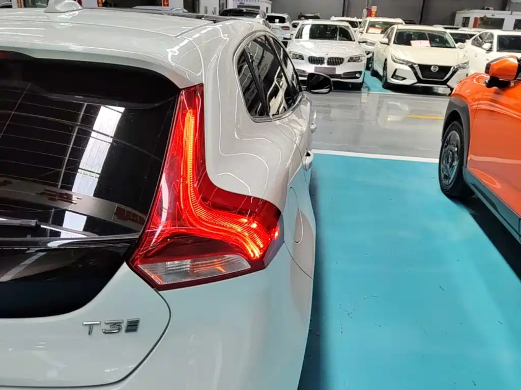 Volvo V40 2018 — фото 8