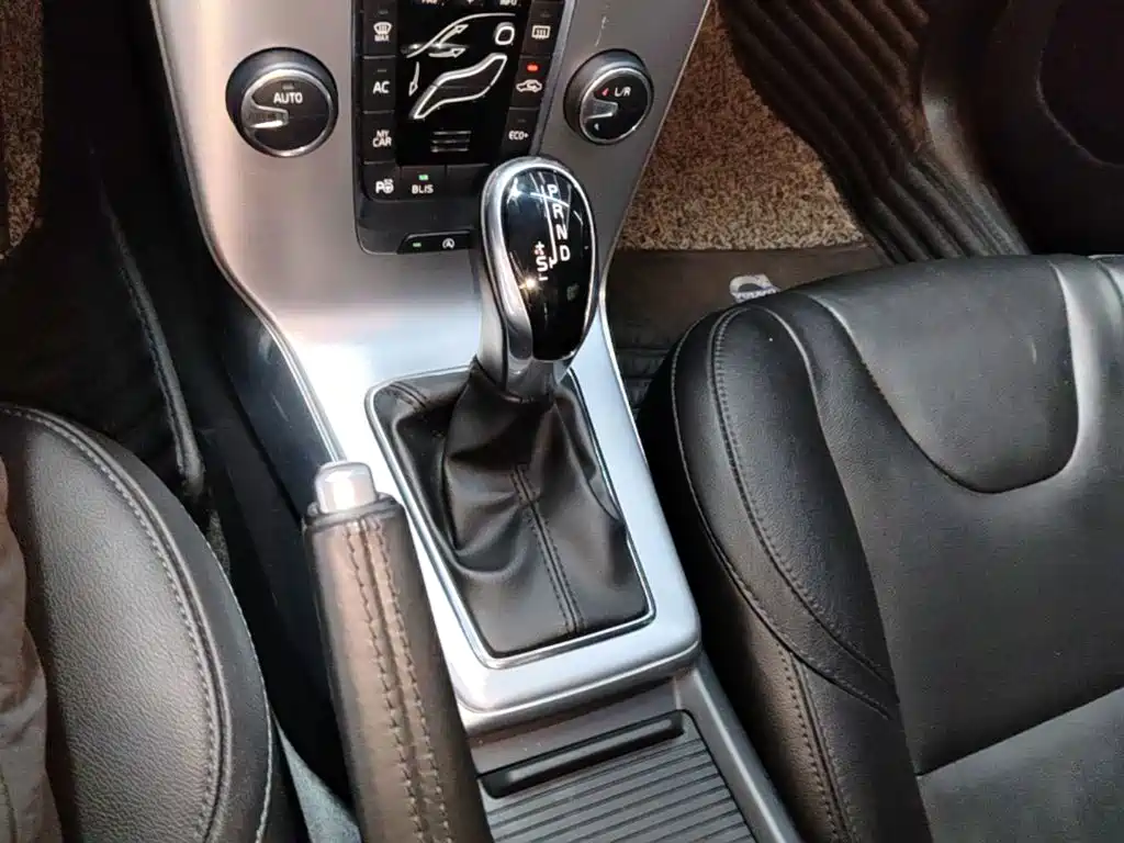 Volvo V40 2018 — фото 14