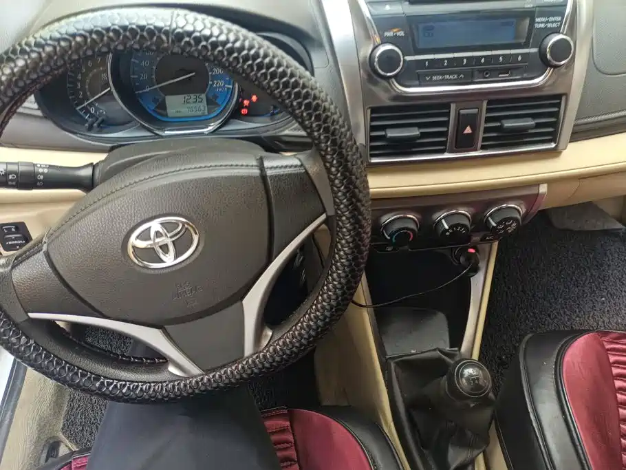 Toyota Yaris L 2014 — фото 12
