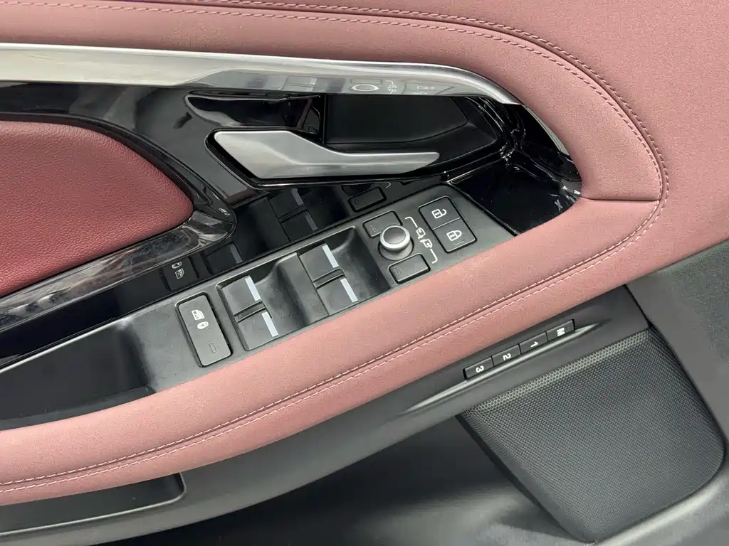 Land Rover Evoque 2023 — фото 25
