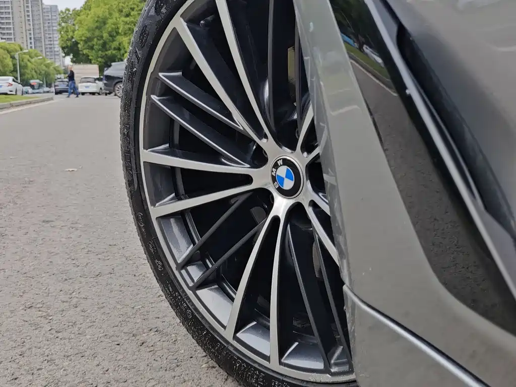 BMW 5 Series 2018 — фото 11