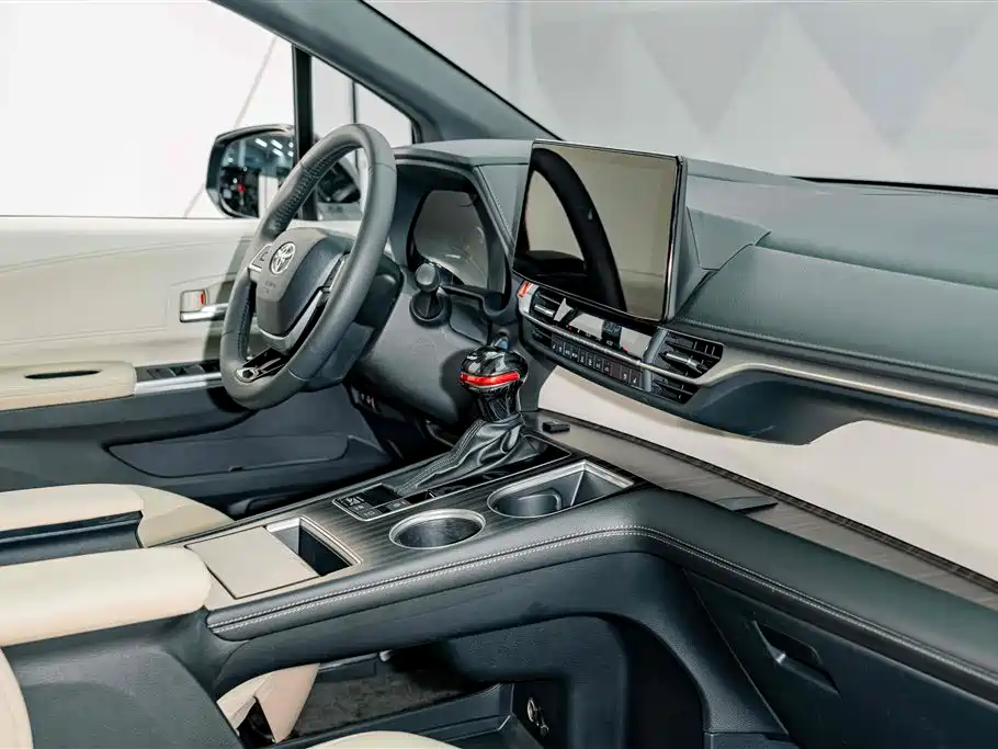 Toyota Sienna 2023 — фото 18