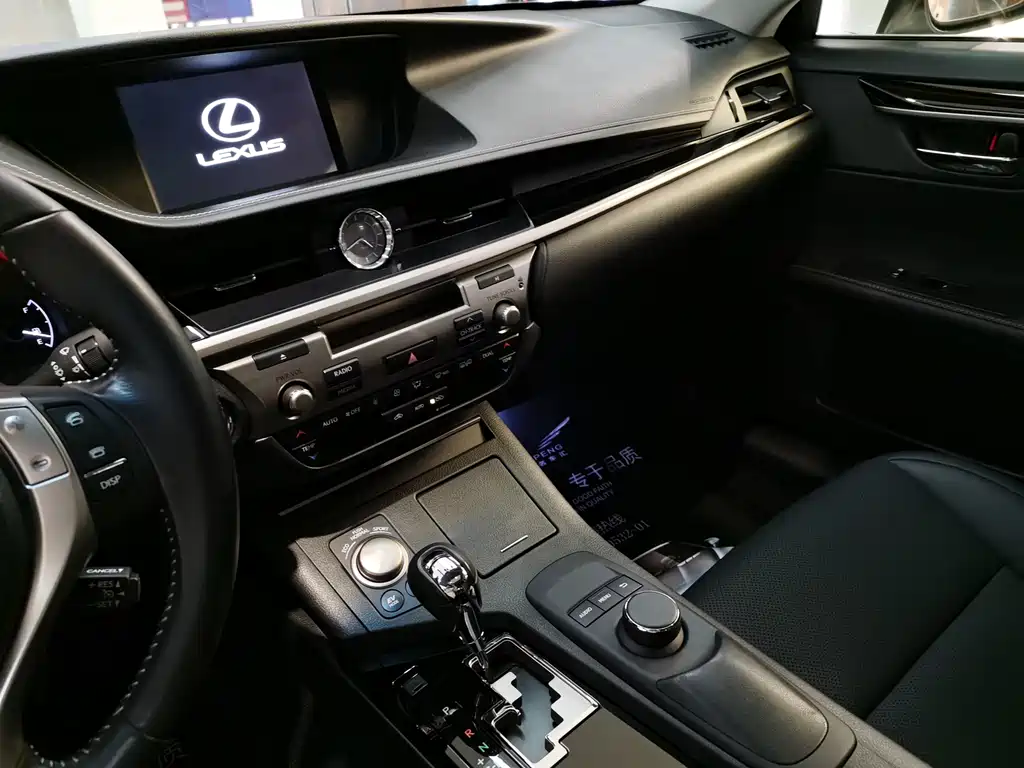 Lexus ES 2015 — фото 8