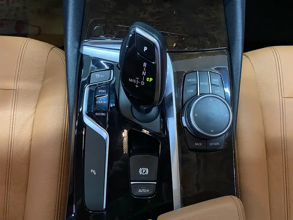 BMW 5 Series 2018 — фото 12