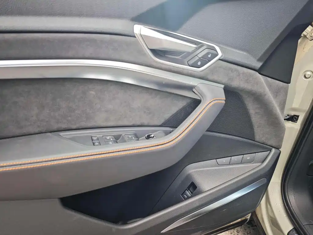 Audi e-tron 2025 — фото 11