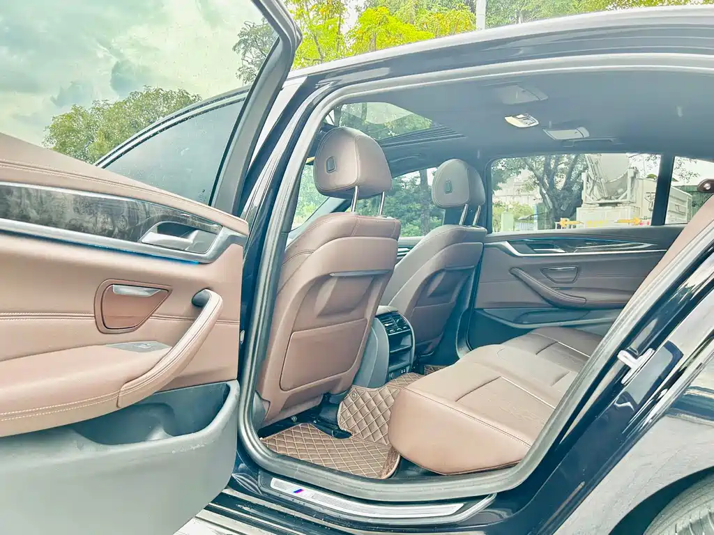 BMW 5 Series 2021 — фото 16