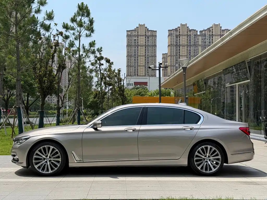 BMW 7 Series 2018 — фото 17