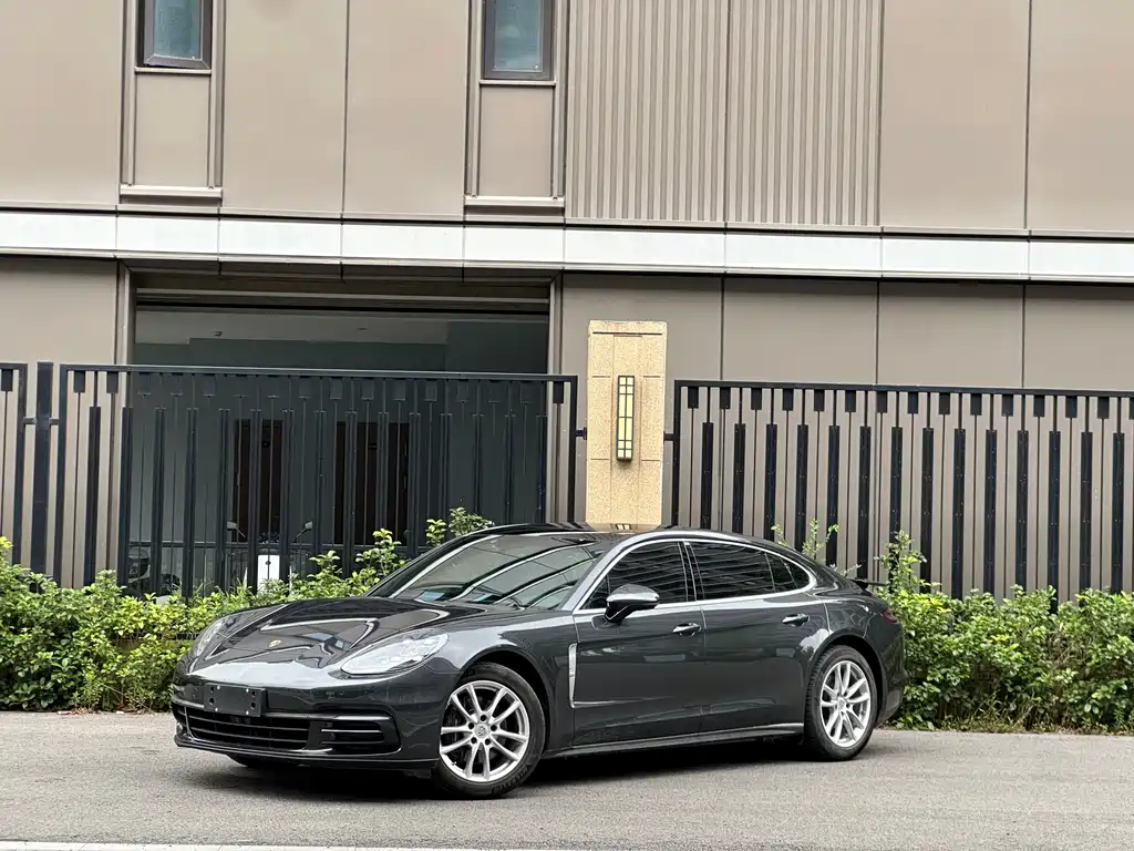 Porsche Panamera 2018 — фото 1