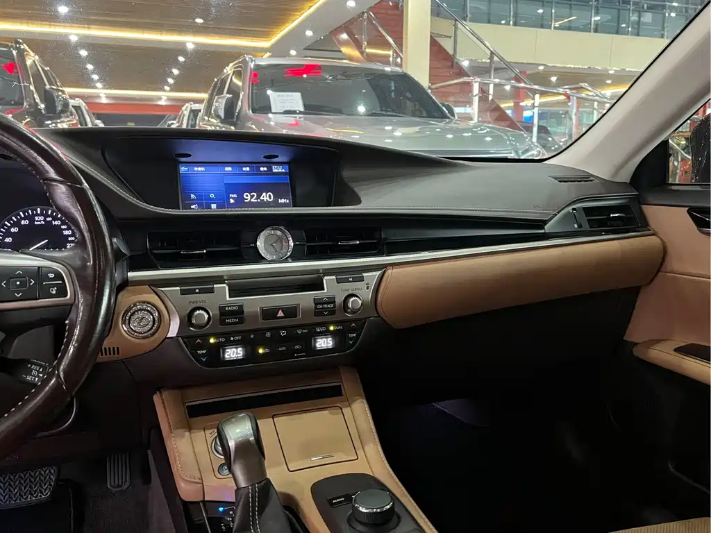 Lexus ES 2015 — фото 13