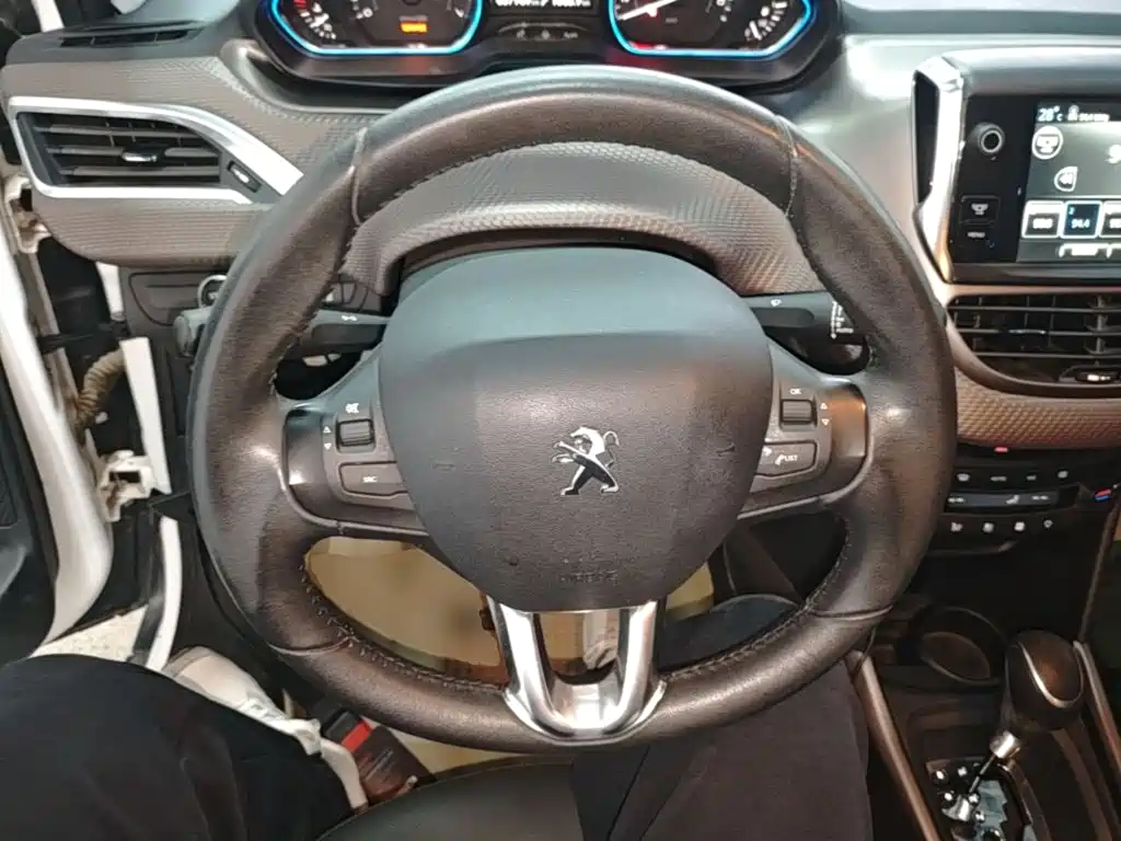 Peugeot 2008 2015 — фото 11