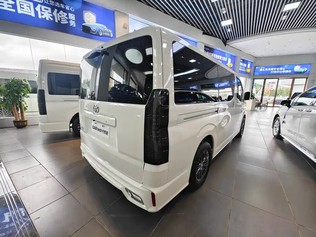 Toyota Hiace — фото 4