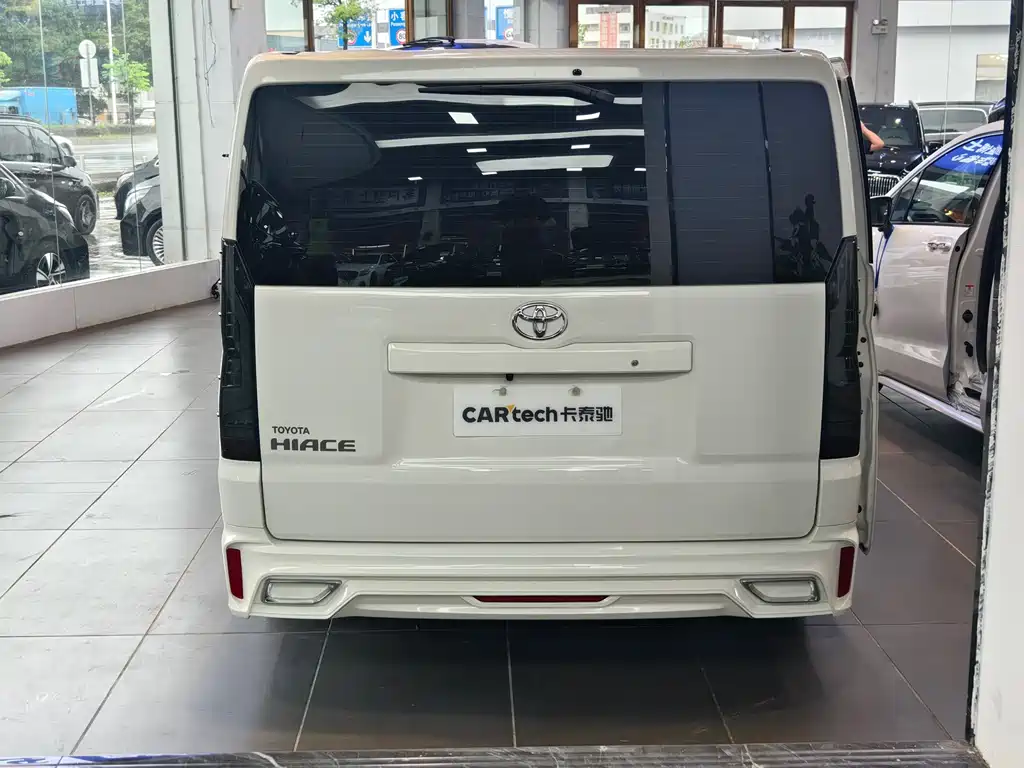 Toyota Hiace — фото 5