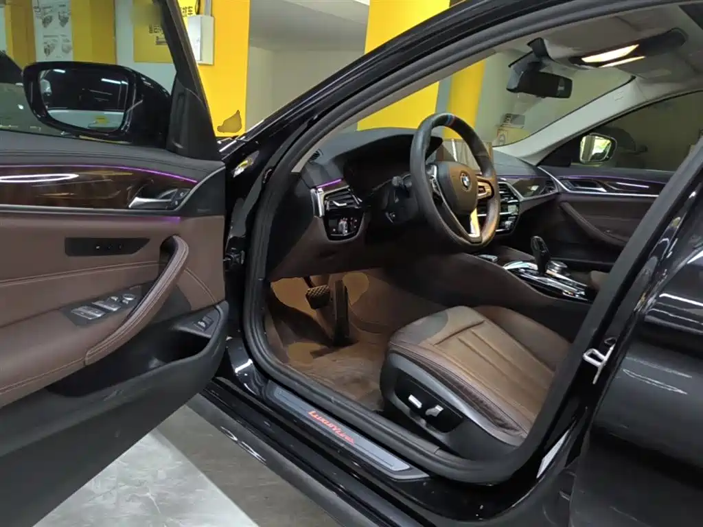 BMW 5 Series 2019 — фото 16