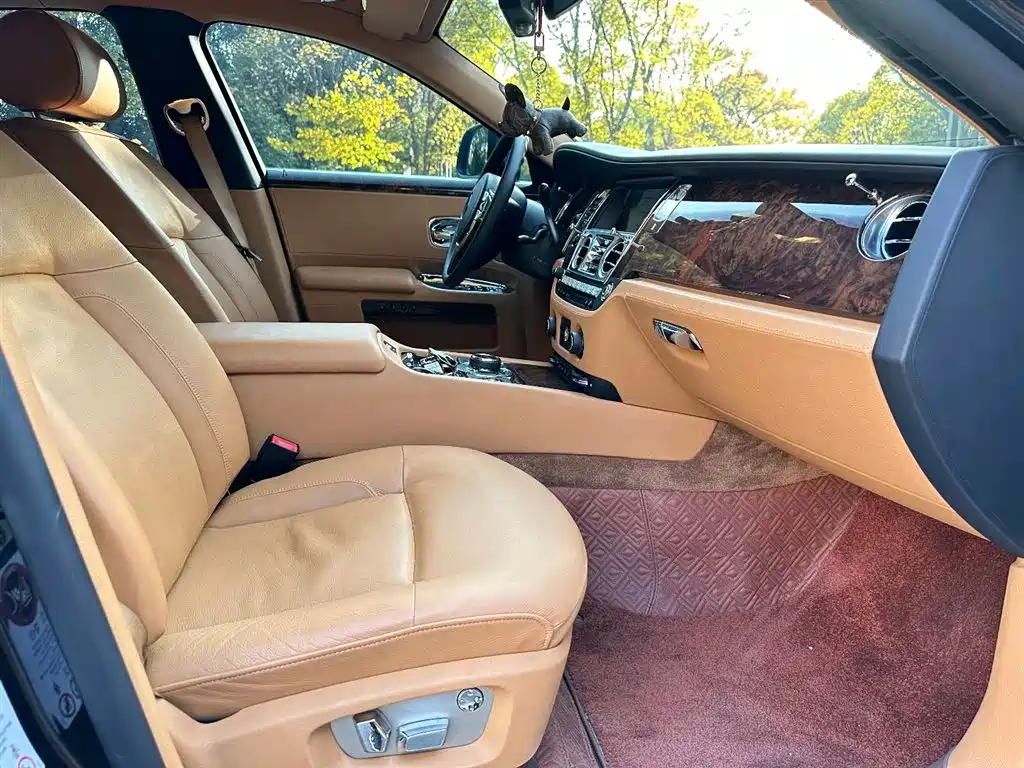 Rolls-Royce Ghost 2015 — фото 10