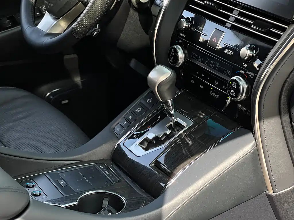 Lexus LM 2023 — фото 13