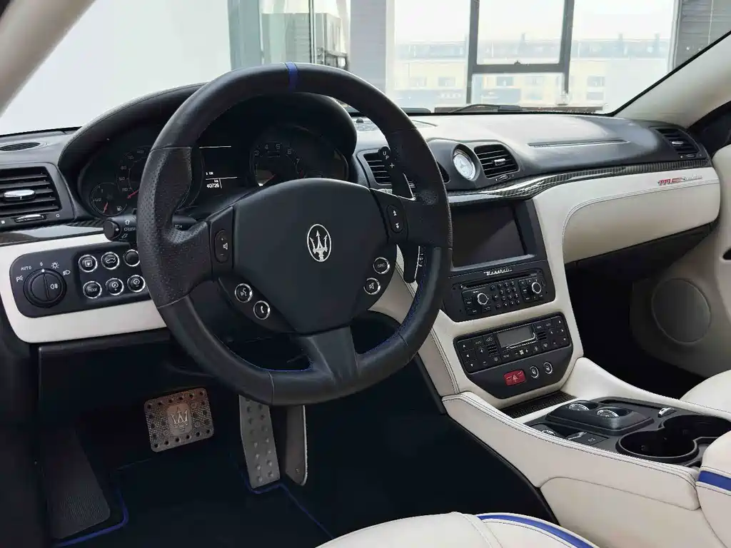Maserati GranTurismo 2015 — фото 17