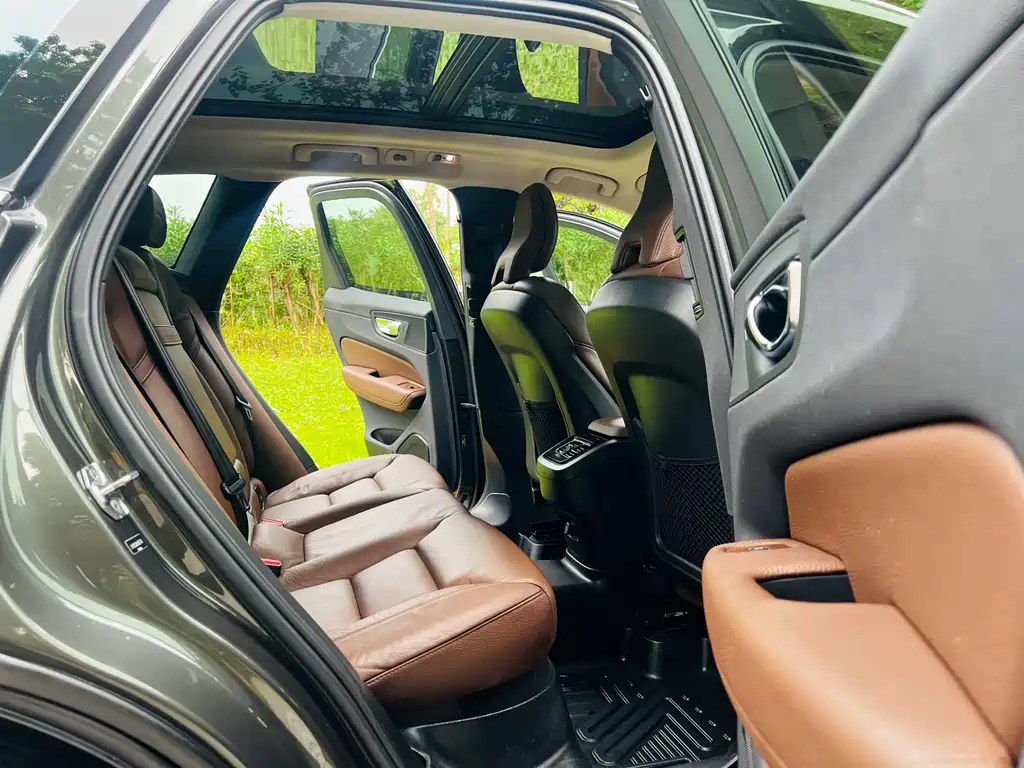 Volvo XC60 2020 — фото 11
