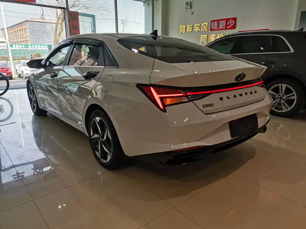 Hyundai Elantra 2022 — фото 23