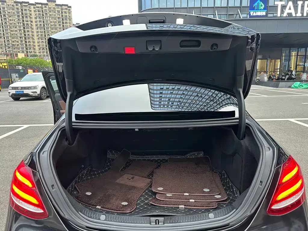 Mercedes-Benz E-Class 2020 — фото 14