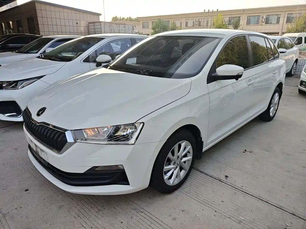 Skoda Rapid Spaceback 2021 — фото 2