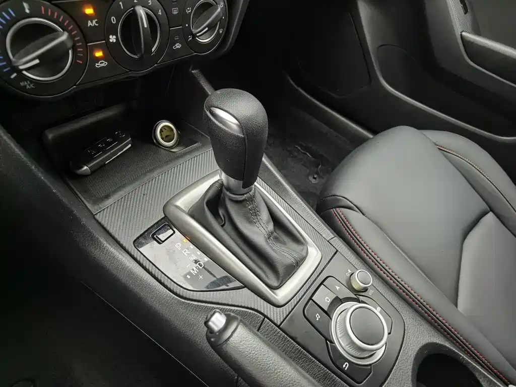 Mazda 3 Axela 2018 — фото 13