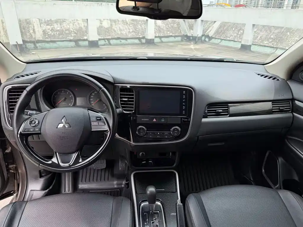 Mitsubishi Outlander 2018 — фото 10