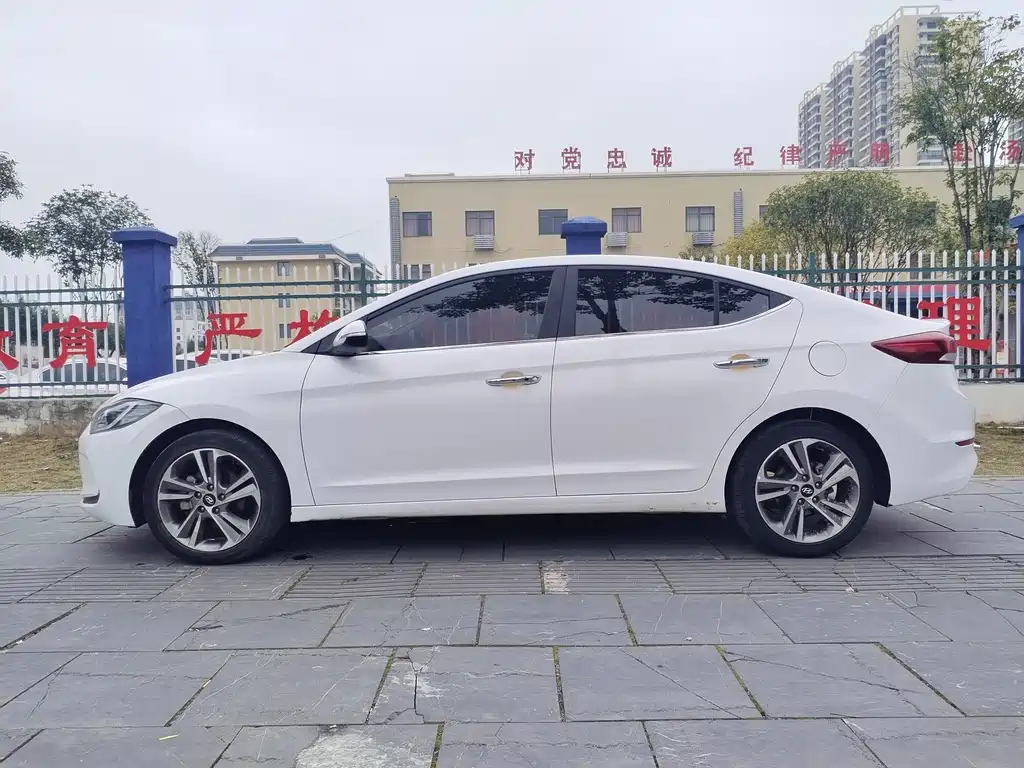 Hyundai Elantra 2017 — фото 9