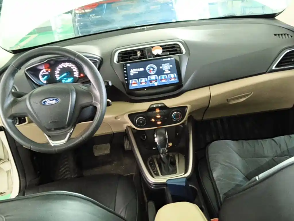 Ford Escort 2015 — фото 10